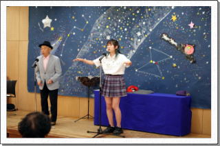 マジックショーと口笛コンサート　祖父との共演