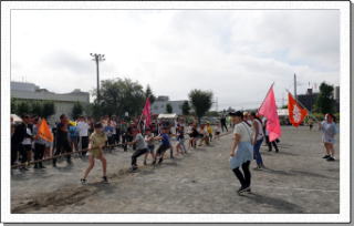 地区運動会の綱引きの様子