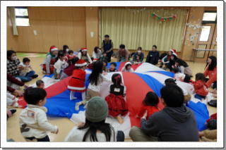 リトミックコンサート　パラバルーンの様子