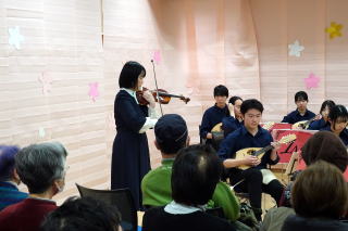 顧問の伴田先生とコラボで「四季」の演奏