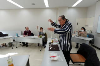 紐を使ったマジックの様子の写真