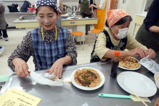 食育講座　米粉のお好み焼きの完成社員