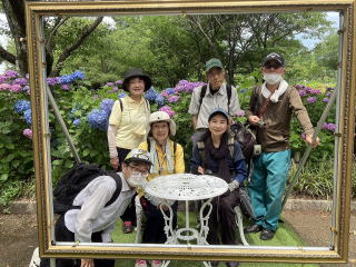 額入り記念写真に納まる参加者の写真