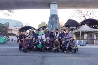 1日ウォーク多摩動物園入口集合写真