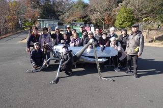 1日ウォーク多摩動物園巨大バッタオブジェと