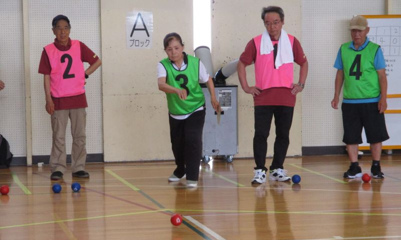 ボッチャを投球する女性