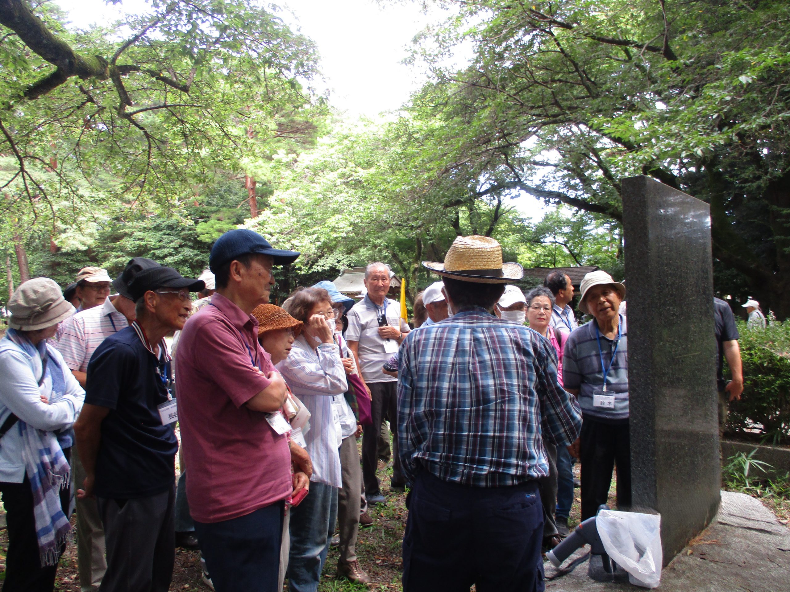 御製の碑を説明する講師