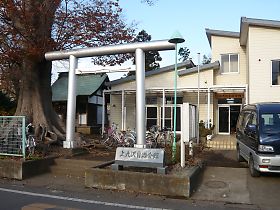 上九沢自治会館と八坂神社