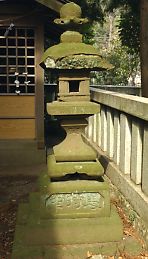 馬持中の燈籠