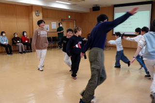 実技指導を受ける皆さんの写真