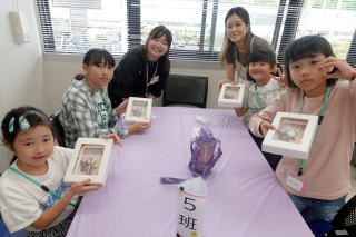 参加者各自の作品と一緒に記念写真