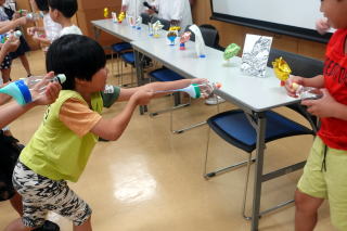 科学実験を楽しむ子どもたち