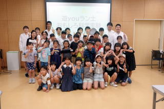 科学実験に参加したみんなで記念撮影