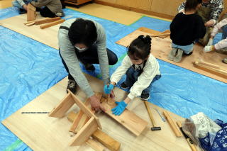 協力して作っている様子