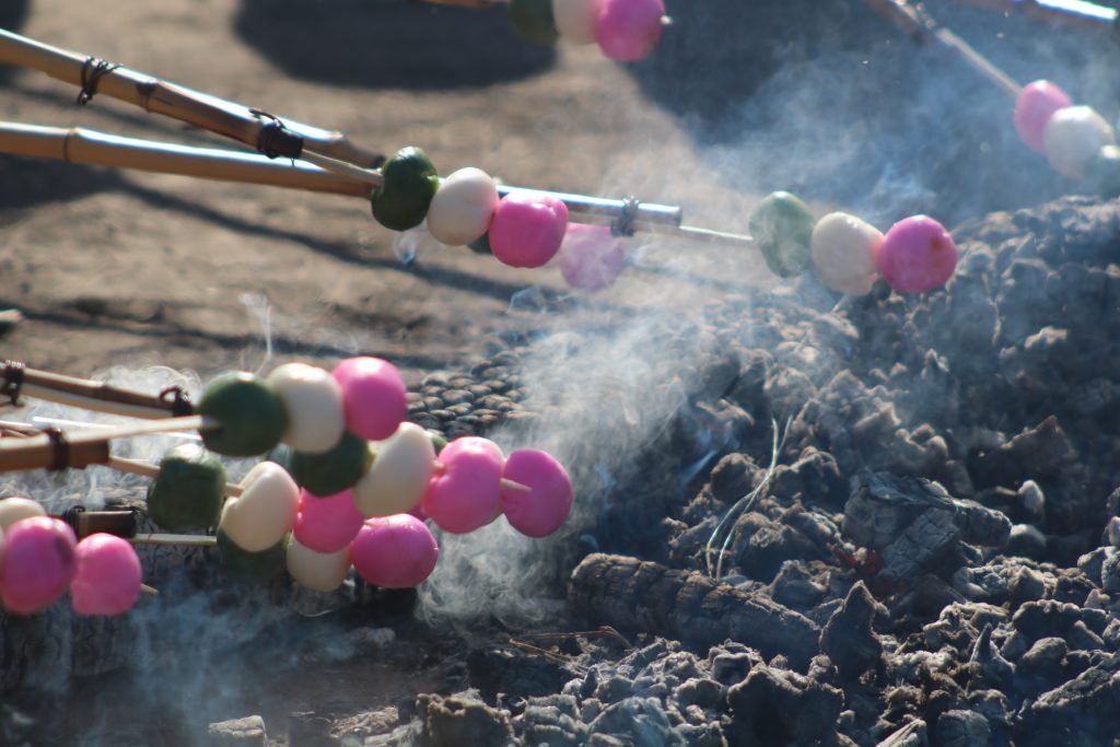 令和８年どんど焼きでお団子を焼く写真