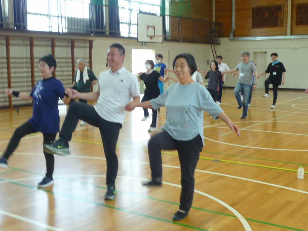 グループに分かれた健康体操の様子