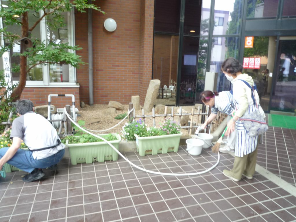公民館入口清掃の様子