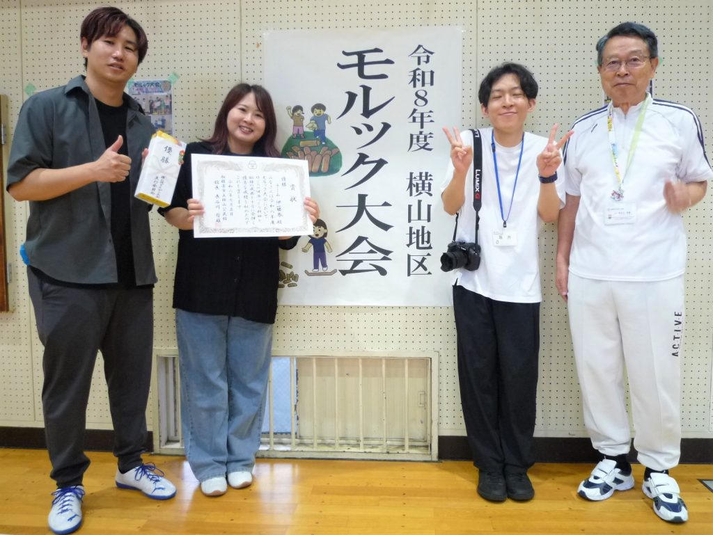 1位　伊藤家（と祝福する館長）の写真