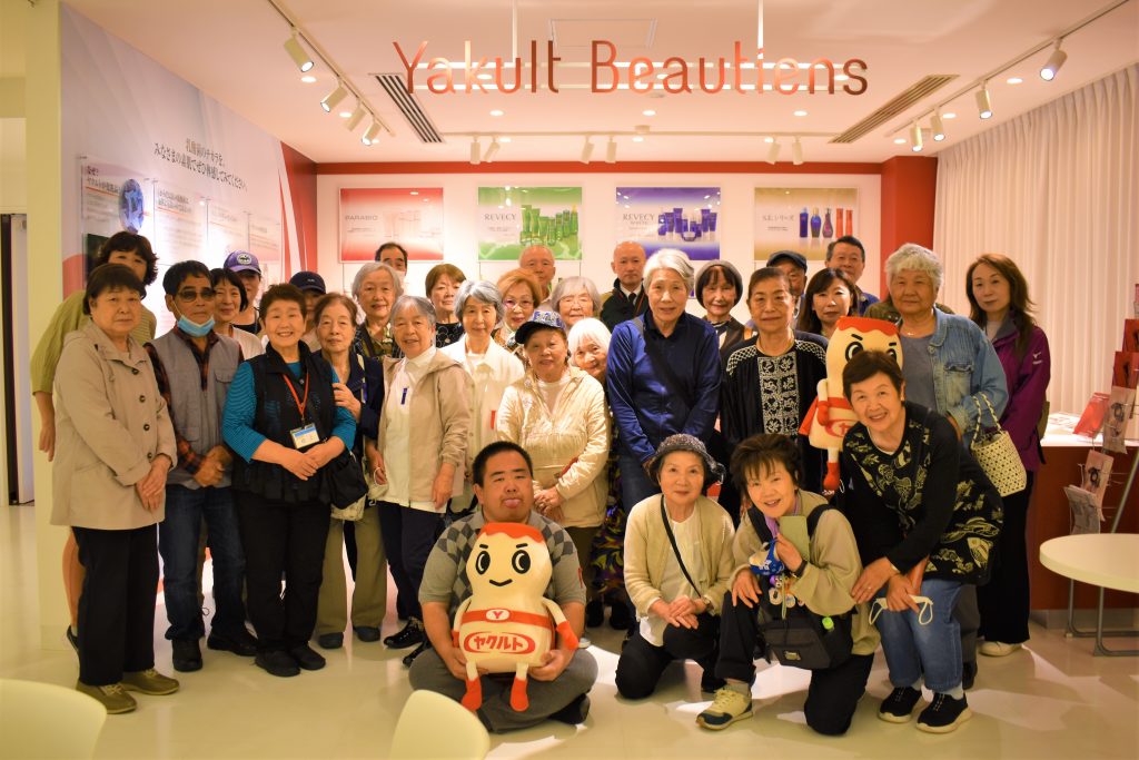 ヤクルト湘南化粧品工場見学で記念写真
