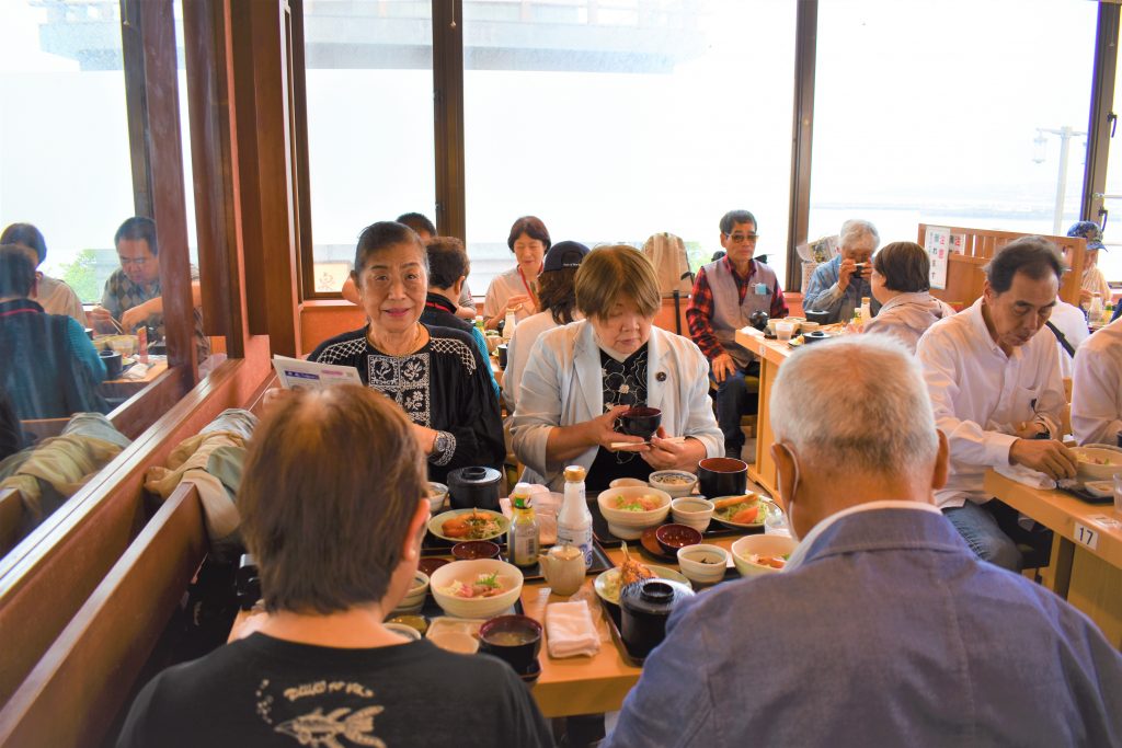 江の島「貝作」でいただく昼食時の写真