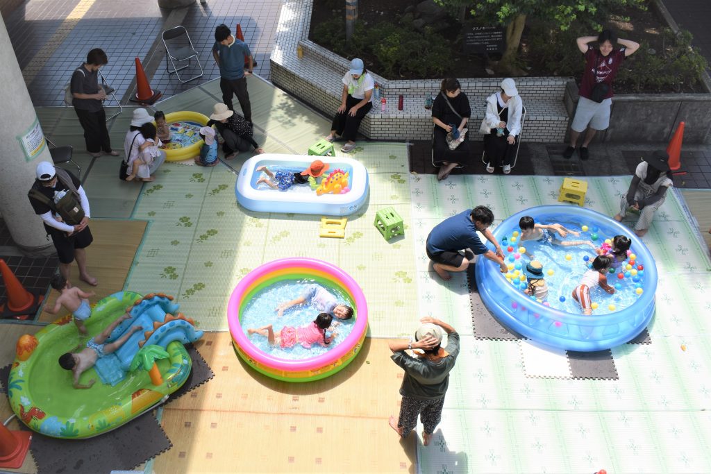 親子で水遊びの様子
