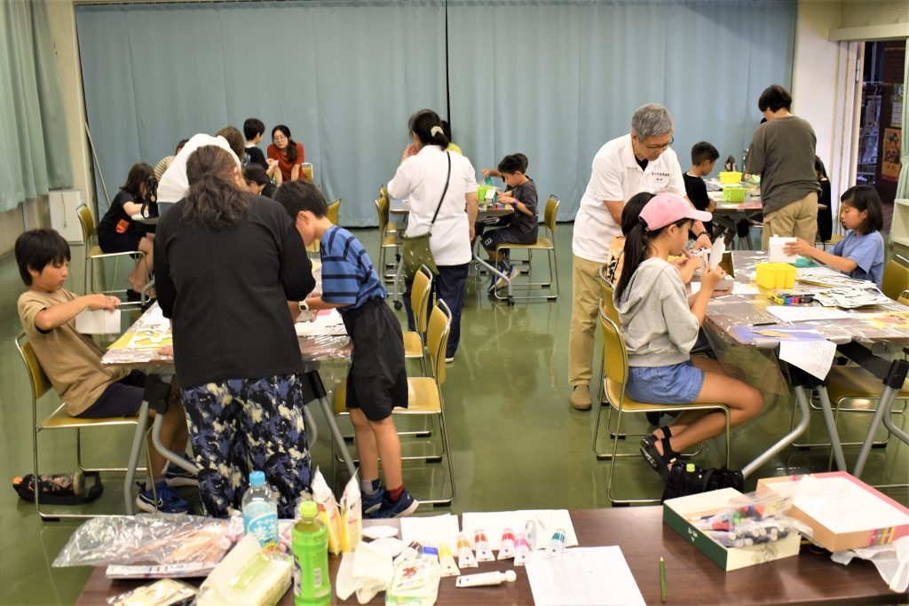 「おもしろ貯金箱」作成の様子（全体）
