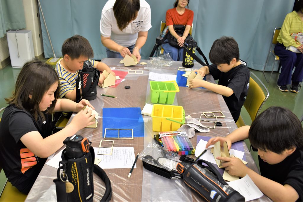 「おもしろ貯金箱」作成の様子（低学年）