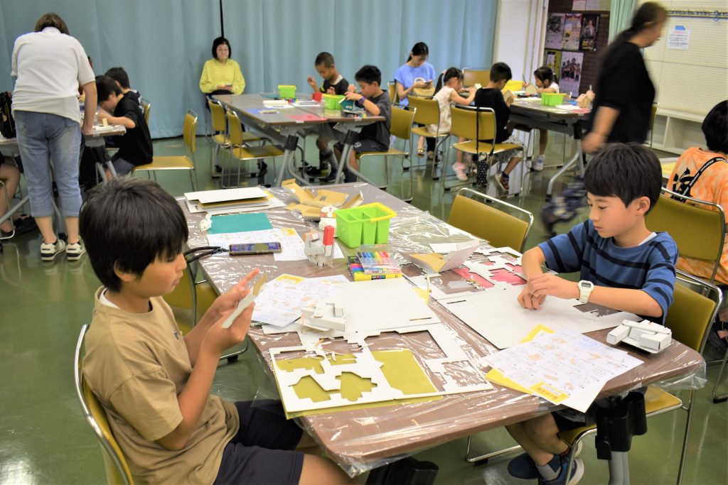 「おもしろ貯金箱」作成の様子（高学年）