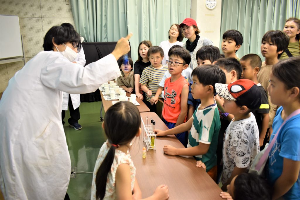 「わっ」とおどろく科学実験ショー！の様子１