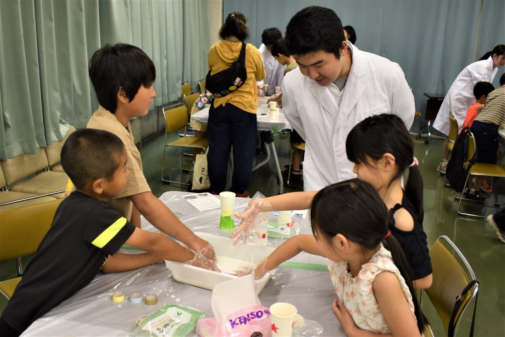 「わっ」とおどろく科学実験ショー！の様子２