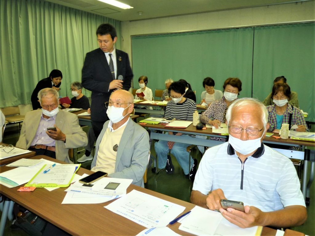 みんなでスマホを操作している写真