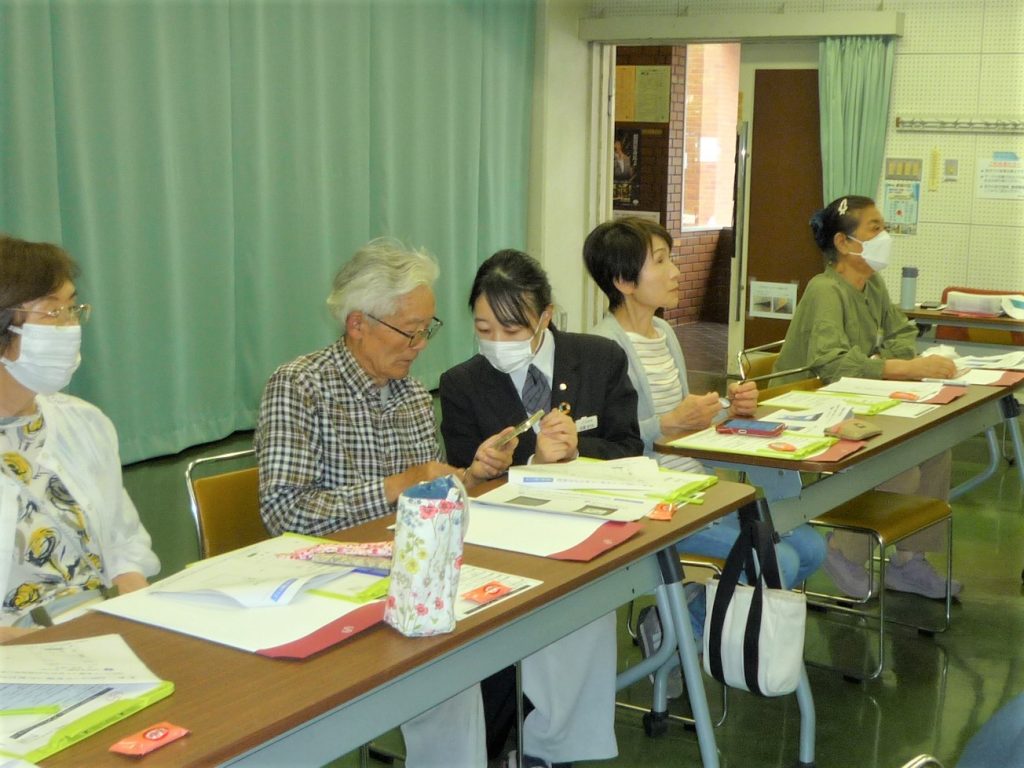 個別に操作を教えてもらっている写真